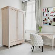 Ein Zimmer mit einem Schreibtisch und einem Stuhl, der eine gemütliche Arbeitsatmosphäre schafft.