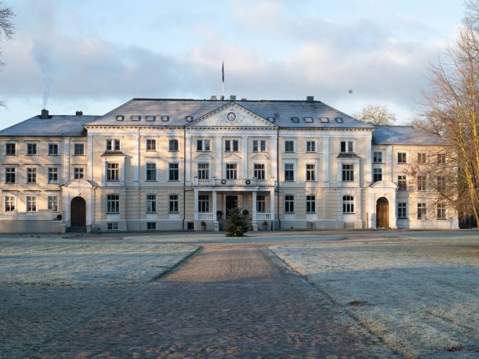 Aussenaufnahme des Klinikums, umgeben von einer einladenden Landschaft.