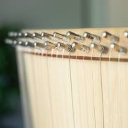 Nahaufnahme einer Harfe mit vielen Saiten, die die heilende Kraft der Musiktherapie symbolisiert.