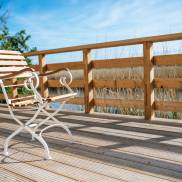 Holzterrasse des Klinikum Schloss Lütgenhof, ein einladender Ort zum Entspannen und Genießen der Natur.