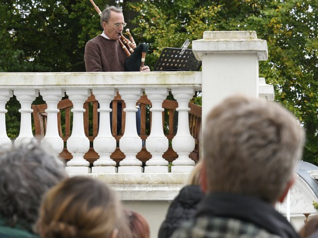 Ein Mann spielt auf einem Instrument, anlässlich des Geburtstags des Klinikum Schloss Lütgenhof.